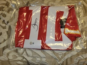 Camiseta deportiva roja personalizada firmada por Tyreek Hill Kansas City Chiefs Beckett certificado de autenticidad coleccionable - Imagen 1 de 4