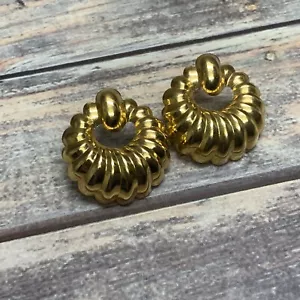 Pierced light weight shrimp style circle earrings in gold tone metal - Picture 1 of 4