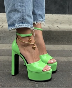 Sandalias de plataforma VERSACE charol verde. Tobillera dorada con cabeza de Medusa - Imagen 1 de 24