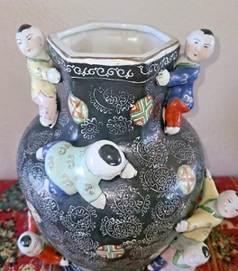 Macau schwarze Porzellan Fruchtbarkeit Vase mit 6 Kindern handbemalt mit Holzständer - Bild 1 von 10