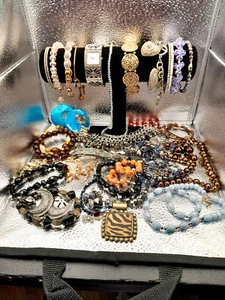 GUESS WATCH WITH VINTAGE AND NEW JEWELRY - Picture 1 of 4