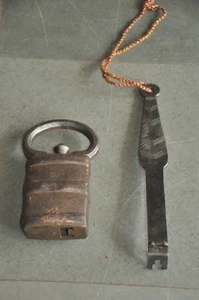 Candado de Tira Sólida de Hierro Pesado Hecho a Mano Forma Única De Colección, Bonita Pátina - Imagen 1 de 8