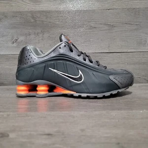 Nike Shox R4 Herren Größe 7,5 Anthrazit Total Orange 104265-054 Grau Orange 2020 - Bild 1 von 5