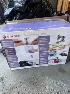 Singer Fashion Mate 5560 Sewing Machine - Picture 1 of 5