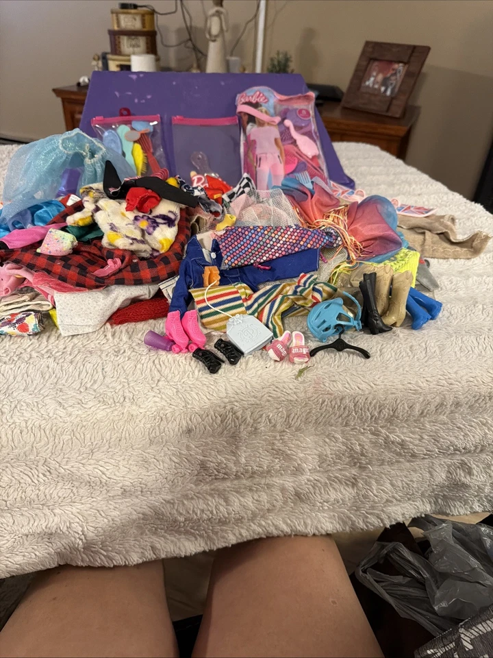 Lote De Ropa Y Accesorios Barbie Y Ken Algunos De Colección 30 Más Artículos Foto 1 de 4