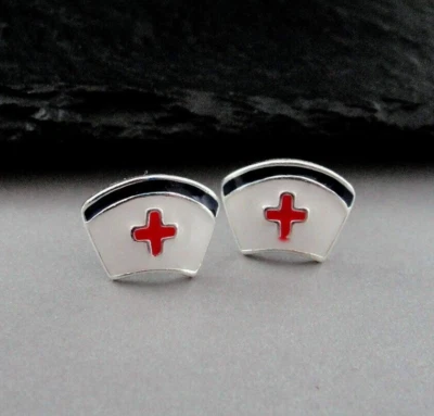 Pendientes de gorra de enfermera - Tachuelas de sombrero de enfermera de plata - Pendientes de poste de enfermera - Regalo de enfermera Foto 1 de 2