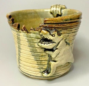 Dinosaurier T-Rex Studio Kunstkeramik Becher Zähne beißen angewandter Griff Künstler signiert - Bild 1 von 12