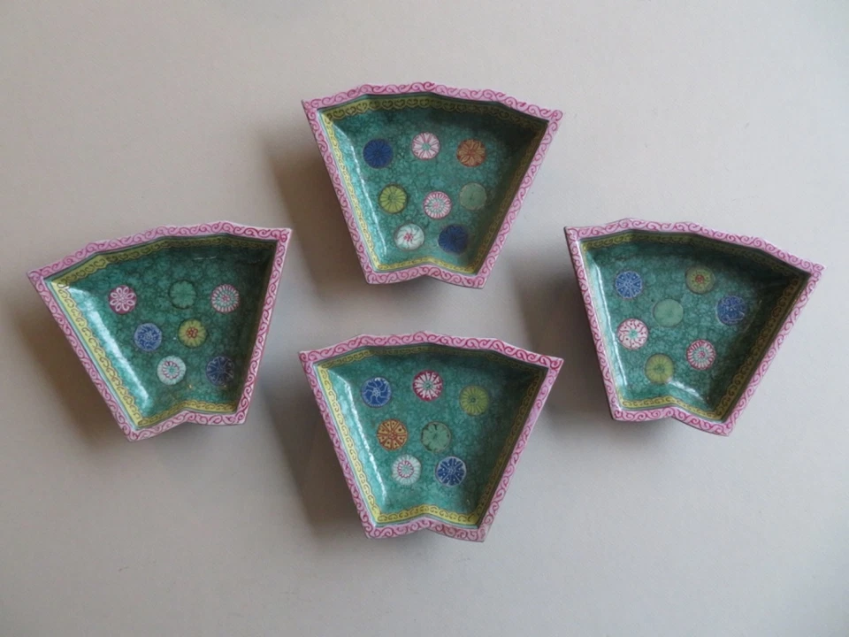 4 PLATOS CHINOS ESMALTADOS EN FORMA DE YIXING ZISHA YI XING, REDONDELES --- SIGLO XIX Foto 1 de 4