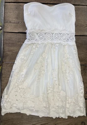 Vestido sin tirantes Charlotte Russe Springtime para mujer mediano blanco de encaje Foto 1 de 4