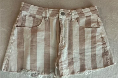 Pantalones cortos de mezclilla a rayas blancas y marrones Altar'd State talla mediana Foto 1 de 4