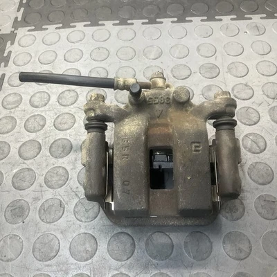 Pinza de disco de freno trasera izquierda Nissan Rogue 2015-2020 OEM Foto 1 de 4