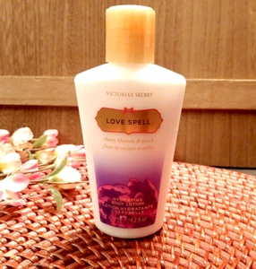 BATH & BODY WORKS LOVE SPELL Lozione Corpo Idratante 4,2 oz Bottiglia Completa Leggi... - Foto 1 di 3