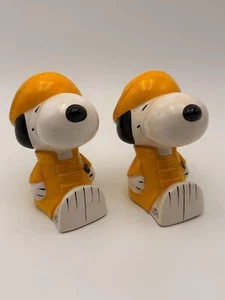 Par de estatuillas impermeables amarillas Snoopy 1966 vintage - United Feature Syndicate - Imagen 1 de 7