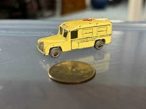 Matchbox Lesney #14-B Daimler Ambulance - Picture 1 of 9