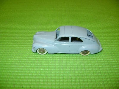 DINKY TOYS 24R PEUGEOT 203 GRISE 3EME MODELE GRANDE LUNETTE ET TRAPPE A ESSENCE - Photo 1/4