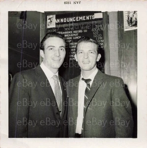 Faron Young Bobby Helms VINTAGE Candid foto unica nel suo genere 3,5x3,5 1959 - Foto 1 di 2