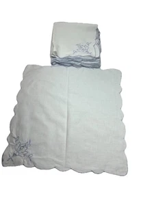 "Juego de 10 servilletas blancas festoneadas de 15"") 15""x15"" bordadas azules 1 con mancha" - Imagen 1 de 6