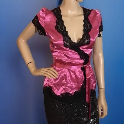 Camisa vintage pequena rosa cetim e renda preta por Fredericks of Hollywood - Imagem 1 de 4