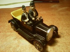 AUTOMOBILINA VINTAGE IN METALLO DELLA ' POLITOYS ' CON STANLIO ED OLLIO  !