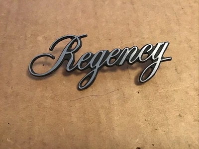 Oldsmobile 98 Regency 1982-84 emblema de panel de techo nuevo de stock  Foto 1 de 2