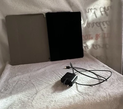 ipad pro 4th generation 256gb 12.9” screen ,wifi + cellular,o2 locked, silver - Image 1 of 4