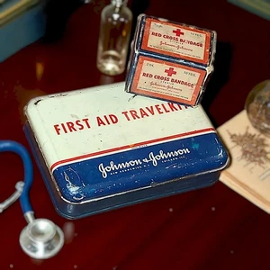 Kit de viaje de primeros auxilios Johnson & Johnson de colección lata - Imagen 1 de 7
