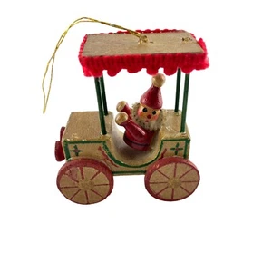 Russ Berrie Adorno de Navidad de Madera Papá Noel Conducción Flecos Top Coche Buggy 2.5"H - Imagen 1 de 9