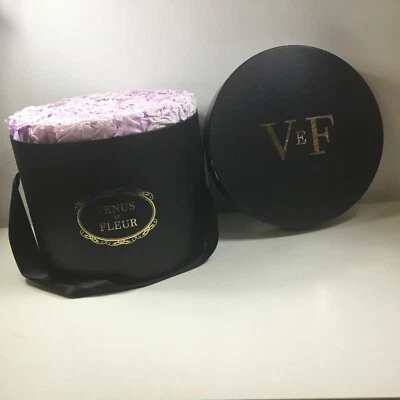 "Caja de flores grande Venus Et Fleur letras negras doradas rosas violetas 9"" de alto 12"" de diámetro" Foto 1 de 4