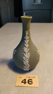 Vintage Wedgwood Jasperware Green Bud Vase Cupid Cherub Design. Made in England - Picture 1 of 9