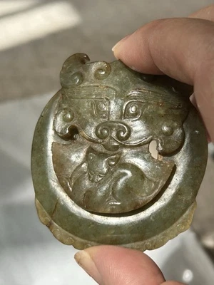 319: Rare Shang Dynasty Jade Belt Hook with Tiger-and-Wolf Combat Motif商代青玉虎捕狼带扣 - Image 1 of 4