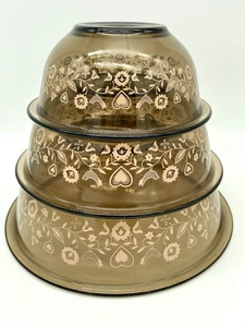 Vintage Set di 3 ciotole nido PYREX raccolta festiva marrone ambra 322, 323, 325 - Foto 1 di 17