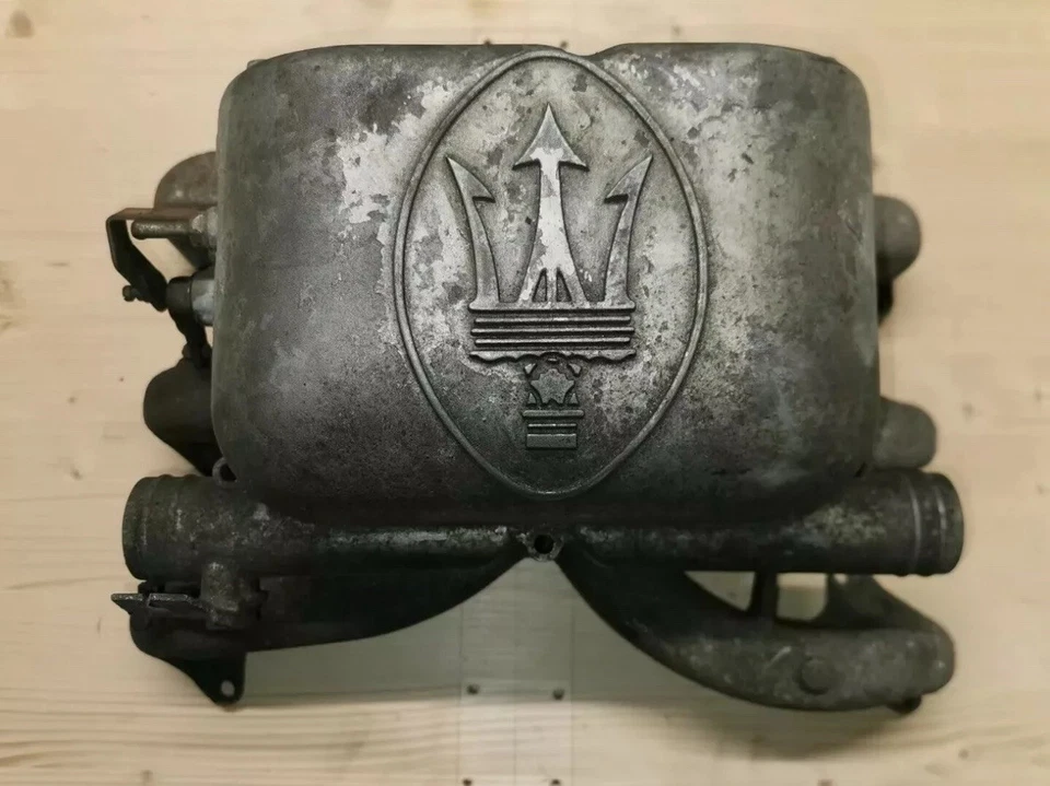 Colector de admisión biturbo Maserati, plenum y carburador Foto 1 de 1