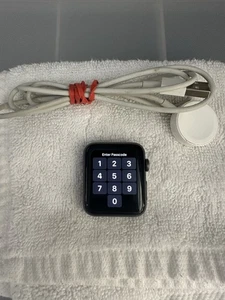 Apple Watch Series 3 42mm Black LOCKED - Photo 1 sur 8