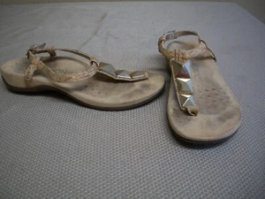 Vionic Nala korkbeige goldpyramide Nieten T-Riemen Sandalen Damen Größe 5 - Bild 1 von 15