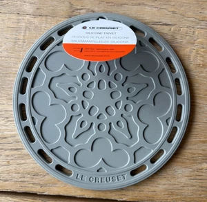 Le Creuset 8in Round Silicone French Trivet Hot Pad Gripper Mist Grey NEW - Picture 1 of 3