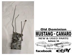 Conjunto de mecanismo de pestillo de puerta Mustang 1971-1973 con varillas conductor - Imagen 1 de 8