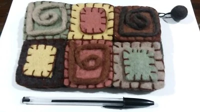 Bolso sin asas de lana de fieltro Rising Tide bolso de maquillaje billetera geométrico hecho a mano Nepal 7”x 4” Foto 1 de 3