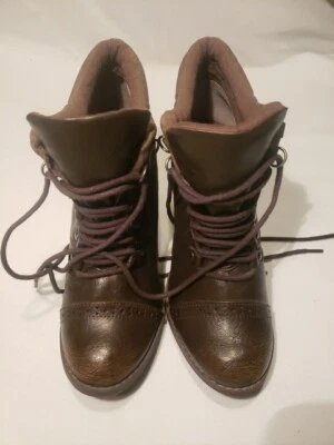 Botas de tornozelo femininas de couro sintético com ponta de asa sem classificação 8 - Imagem 1 de 4