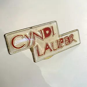 Spilla smaltata vintage 1984 CYNDI LAUPER Lei è così insolita epoca bottone distintivo cloisonne - Foto 1 di 3