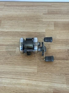 Shimano Corsair CS301 Bait Casting Rolle Linkshänder Baitcaster - Bild 1 von 4