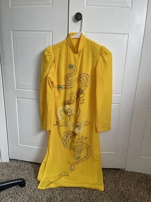 Vestido amarillo vintage de los años 80 X-pequeño vietnamita Ao Dei con lentejuelas, cuentas Foto 1 de 4