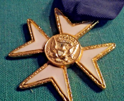 MEDALLA ESMALTADA CABALLEROS TEMPLARIOS MASONES CABALLEROS MALTA CRUZ MALTESA TONO DORADO Foto 1 de 4