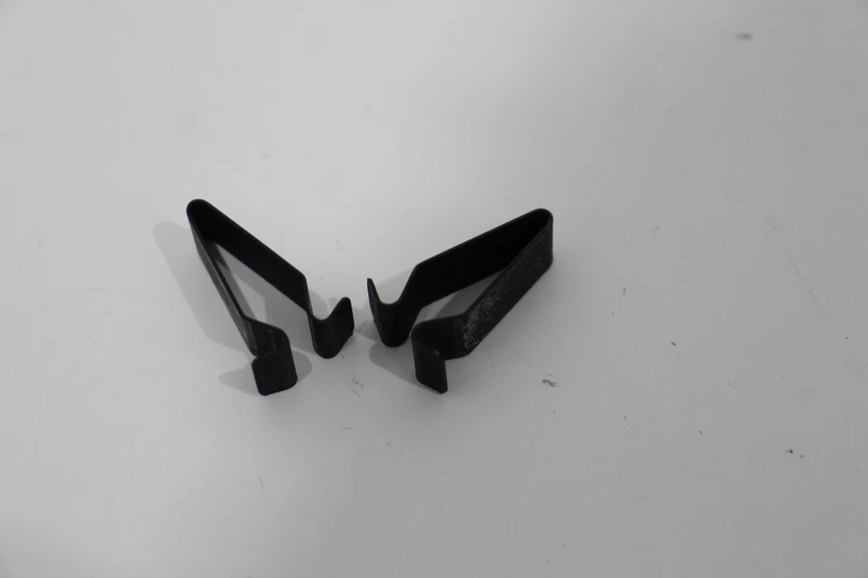 Clips de fijación para molduras de alfombra lateral Seat Ibiza 6L Avant x2 4B0867276A Foto 1 de 4