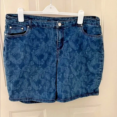 Pantalones cortos de mezclilla elásticos CJ Banks para mujer de 18 W con diseño floral en relieve azules Foto 1 de 3