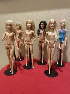 Barbie Konvolut (6) Fünf blonde eine brünette. Brünette und Blondine mit Krone sind neu - Bild 1 von 8