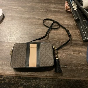 Michael Kors Ginny Medium Crossbody Bag - Picture 1 of 4