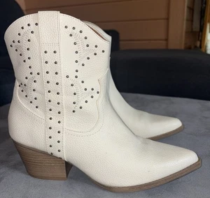 Universal Thread ~ elfenbein Kunstleder Twyla Reißverschluss Stiefel ~ Nieten Details ~ Größe 8 - Bild 1 von 4