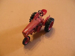 UNIVERSAL HOBBIES TRATTORE IN SCALA 1:43 - Foto 1 di 1