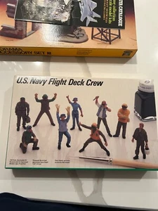 Testors U.S. Navy Flight Deck Crew - Bild 1 von 3