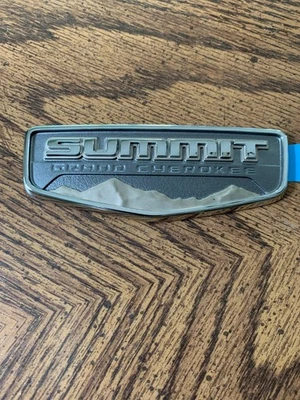 JEEP GRAND CHEROKEE WD 15-22 EMBLEMA SUMMIT FABRICANTE DE EQUIPAMENTO ORIGINAL NOVO MOPAR 68236148AA - Imagem 1 de 3